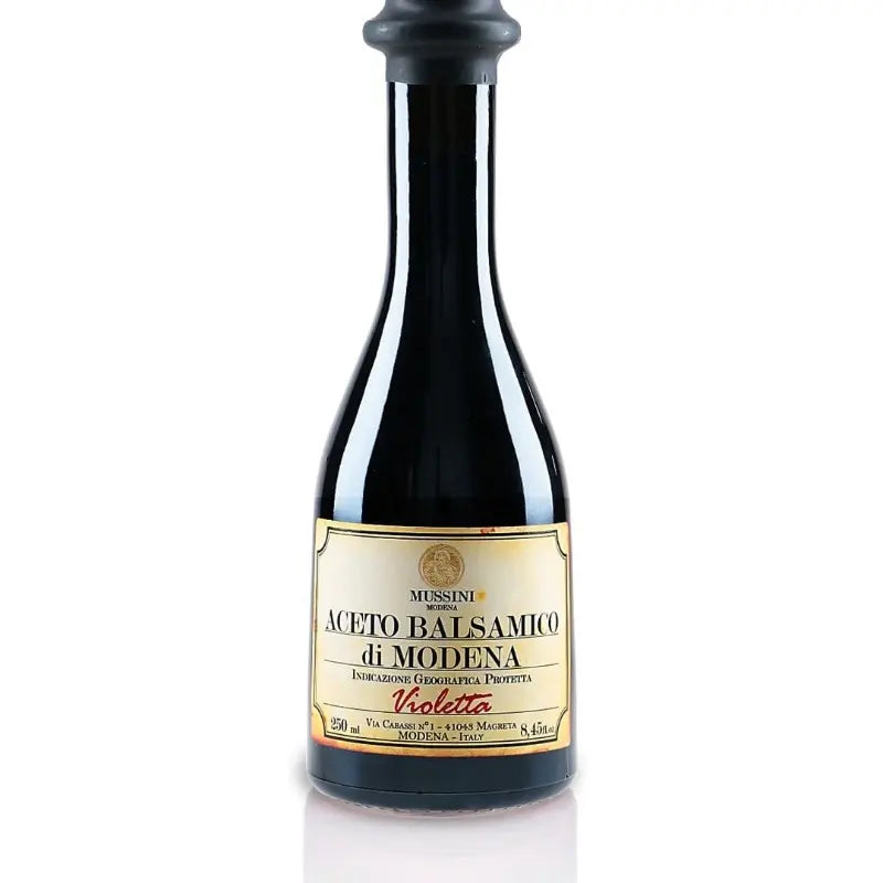 Un vinaigre haut de gamme! Équilibré, vineux et gorgé de fruits rouge avec son arôme de Barrique..  Vinaigre de Vin Rouge, fermentation naturelle issu des cépages du Pays Basque.  Il est artisanal, et vieillit en fût de chêne 1 an.